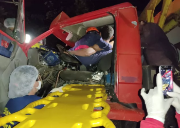 Colisão entre dois caminhões deixa motorista preso às ferragens em Barras